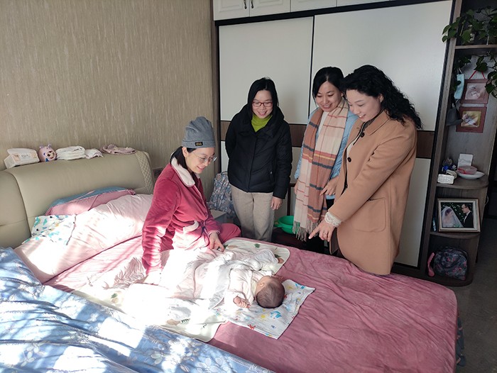 小黄书
工会慰问生育女教师2.jpg