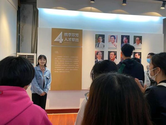 小黄书
“青马班”学员集体参观北校区校史馆1.jpg
