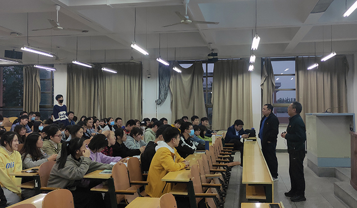 小黄书
遥感科学与技术系党支部举办党史学习教育思政小课堂4.jpg