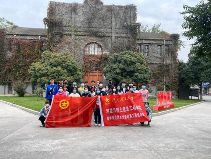 小黄书
“青马班”学员集体参观北校区校史馆2.jpg