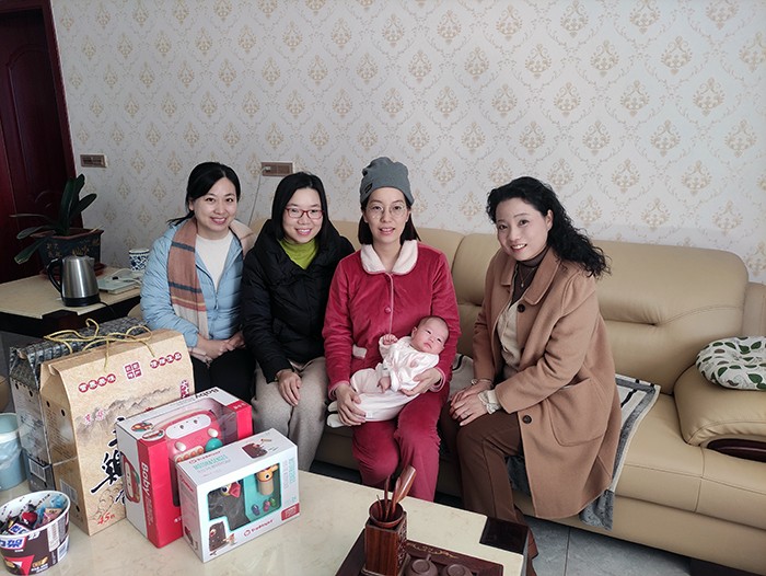 小黄书
工会慰问生育女教师1.jpg