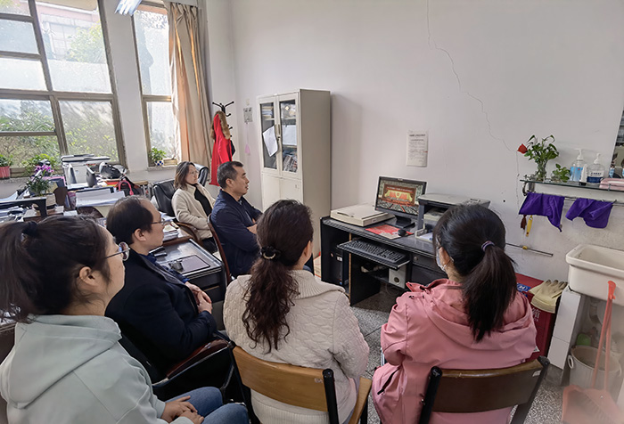 小黄书
组织师生观看2022年全国两会1.jpg