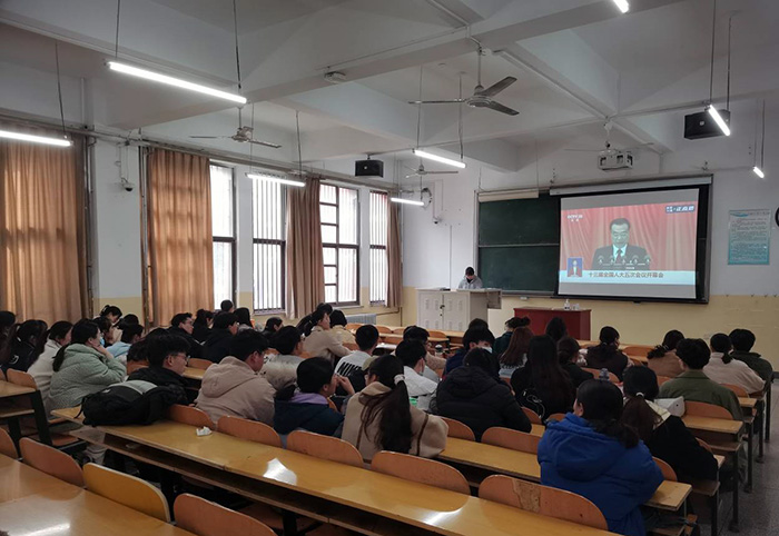 小黄书
组织师生观看2022年全国两会4.jpg